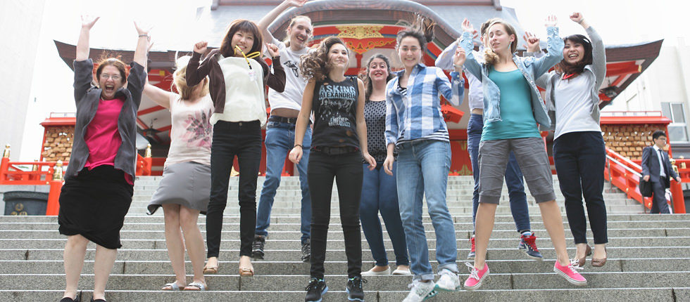 Japanese language school GenkiJACS Tokyo location - in front of Hanazono shrine